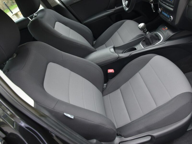 Toyota Avensis 1.6 132KM 2015r. lift SALON climatronic czujniki 138tkm Polecam III (2009-)