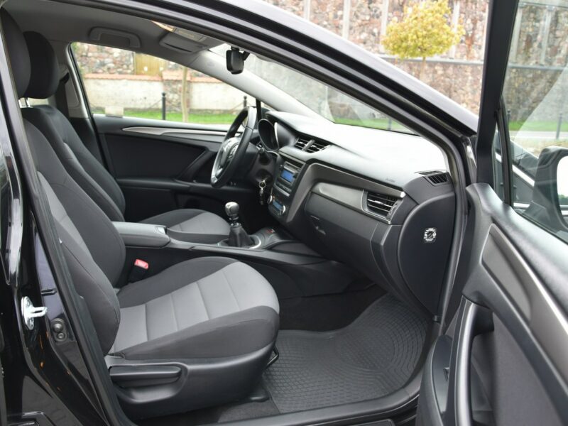 Toyota Avensis 1.6 132KM 2015r. lift SALON climatronic czujniki 138tkm Polecam III (2009-)