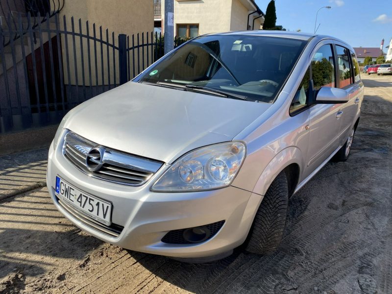 Opel Zafira Niezawodna,mocna benzyna,7 m,hak ,po liftingu,tempomat, opony wielosez B (2005-2011)