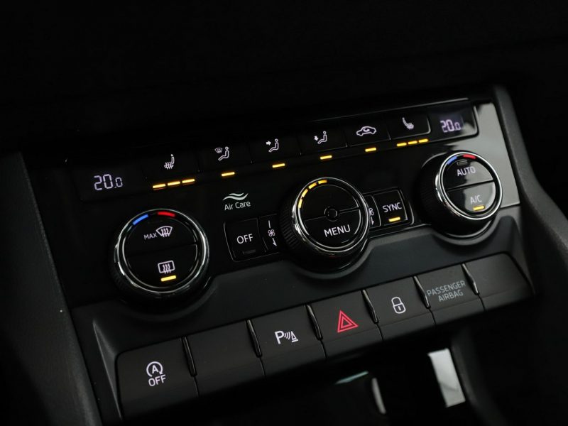 Škoda Karoq STYLE automat virtual navi PDC grzane fotele climatronic LED