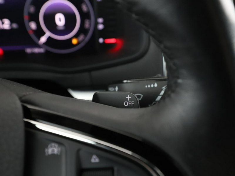 Škoda Karoq STYLE automat virtual navi PDC grzane fotele climatronic LED