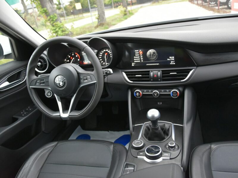 Alfa Romeo Giulia 2.2d Manual 2018r. jak NOWA 31tkm DNA NAVi Skóra LED Polecam