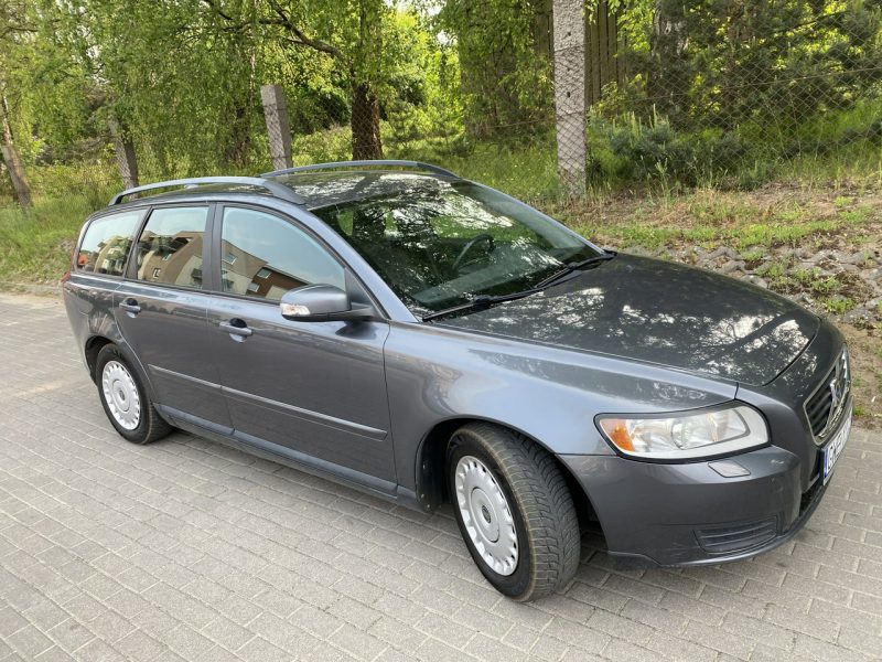 Volvo V50 1,8 mocna benzyna,CLIMAtronic, hak, podgrz. fotele, lusterko fotochrom I (2004-2007)
