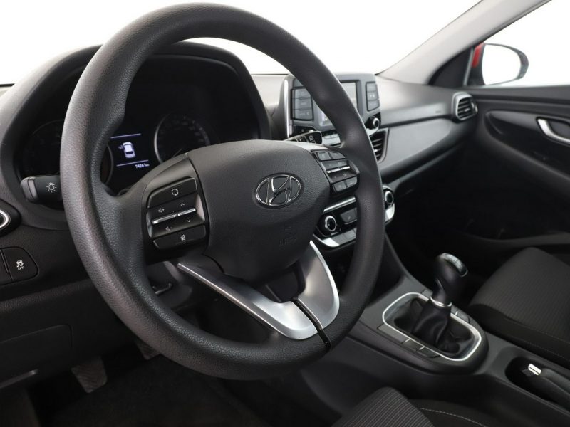 Hyundai i30 1.4 MPI niski przebieg klima ks.serwisowa tempomat asystent pasa ruchu III (2017-)