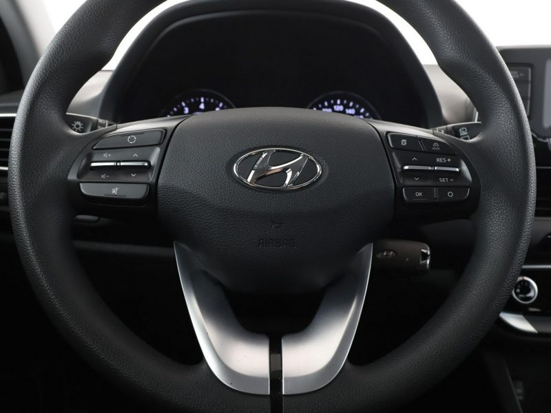 Hyundai i30 1.4 MPI niski przebieg klima ks.serwisowa tempomat asystent pasa ruchu III (2017-)