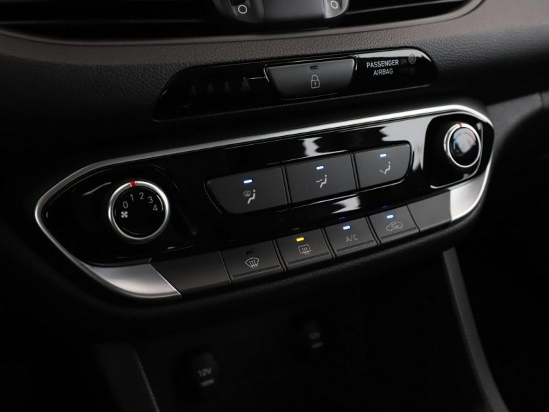 Hyundai i30 1.4 MPI niski przebieg klima ks.serwisowa tempomat asystent pasa ruchu III (2017-)