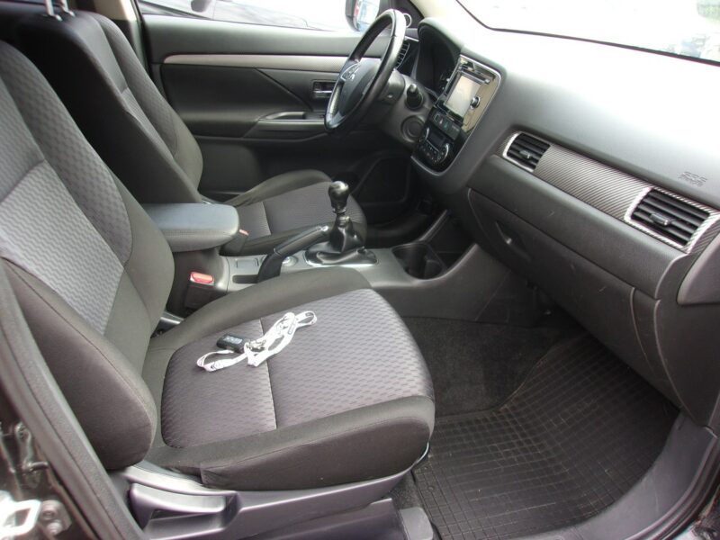 Mitsubishi Outlander 7-Osób 2.2 DI-D Instyle ClearTec 4WD III (2012-)