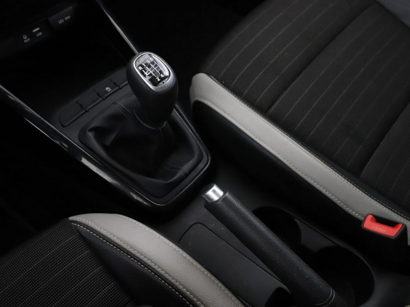 Kia Stonic PDC hak navi klima bluetooth tempomat