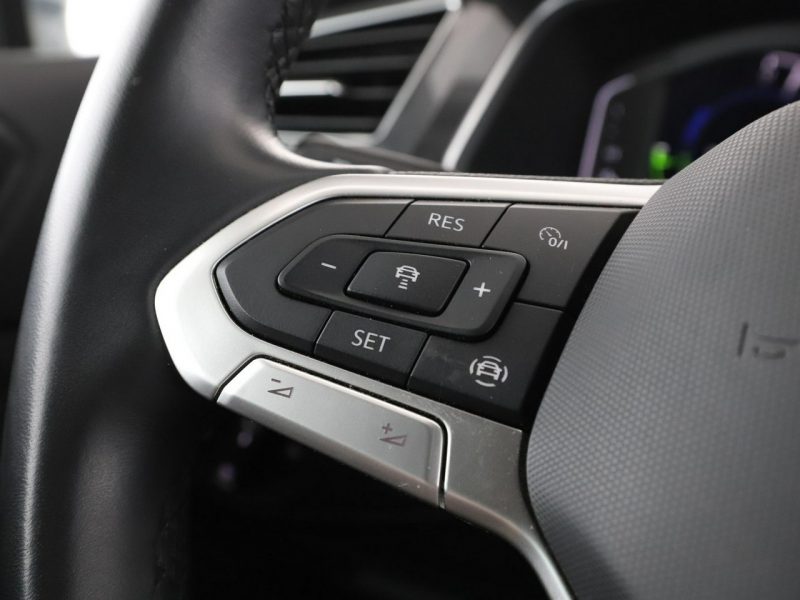 Volkswagen Tiguan hybryda plug-in virtual navi grzane fotele PDC climatronic ACC LED II (2016-2024)