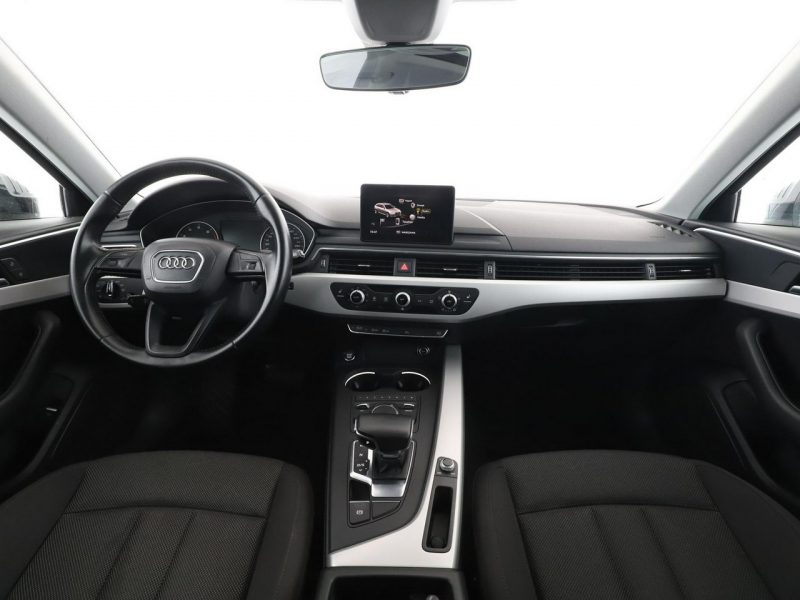 Audi A4 S-tronic xenon navi klima auto panorama czujniki parkowania B9 (2015-)