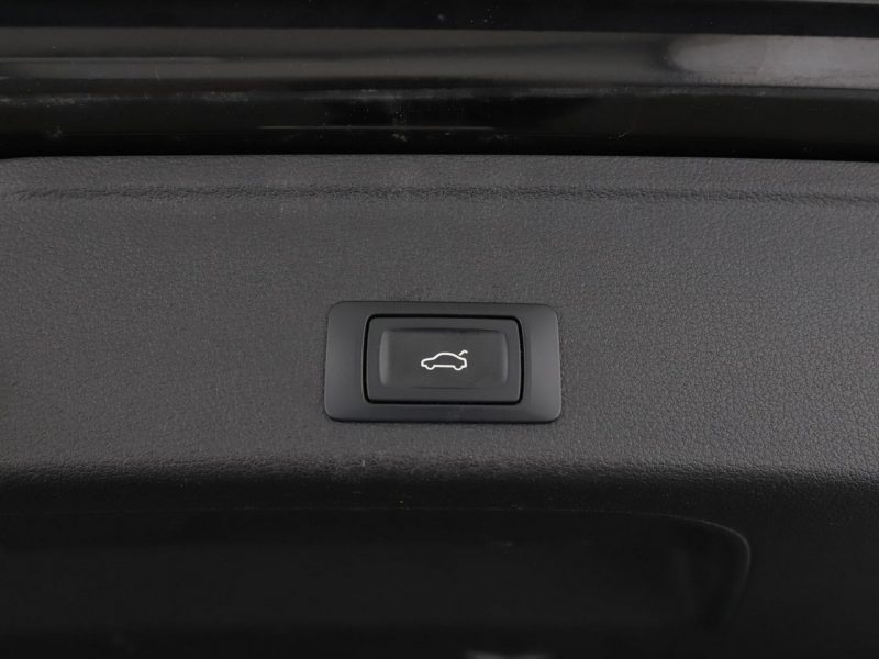 Audi A4 S-tronic xenon navi klima auto panorama czujniki parkowania B9 (2015-)
