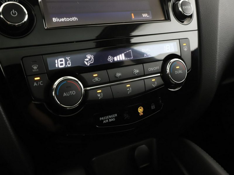 Nissan Qashqai panorama navi klima auto kamera i czujniki parkowania grzane fotele II (2013-2021)