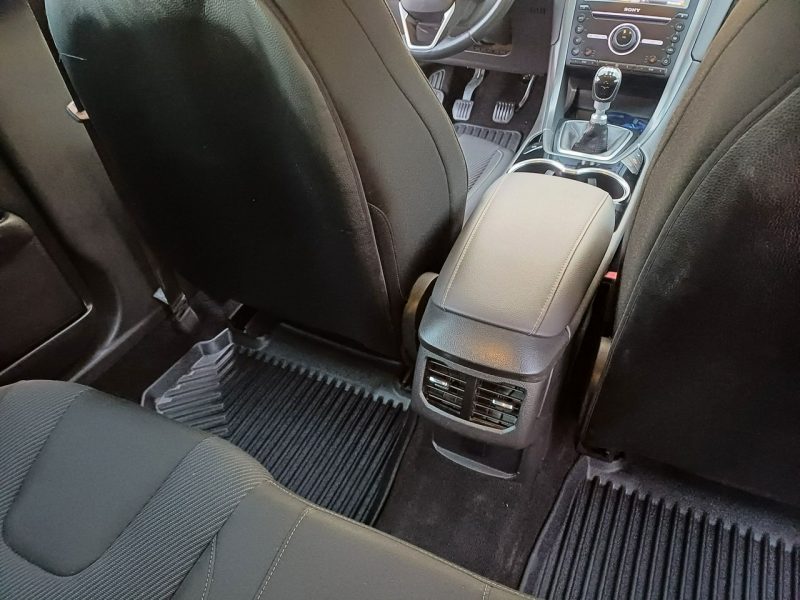 Ford Mondeo Bogate wyposażenie Przebieg: 121.550 km Nowy rozrząd opony itp Mk5 (2014-)