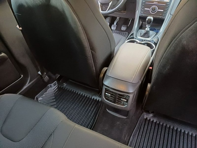 Ford Mondeo Bogate wyposażenie Przebieg: 121.550 km Nowy rozrząd opony itp Mk5 (2014-)