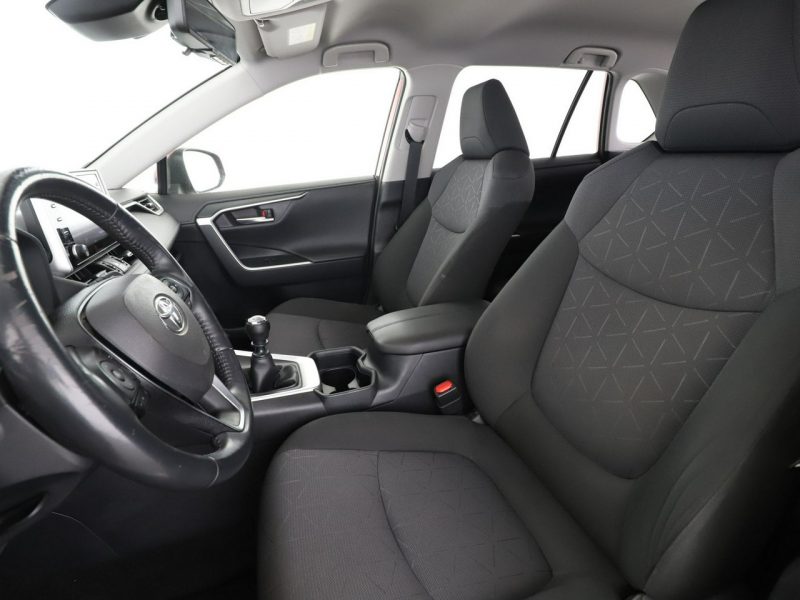Toyota RAV-4 klima auto navi kamera i czujniki parkowania grzane fotele V (2018)