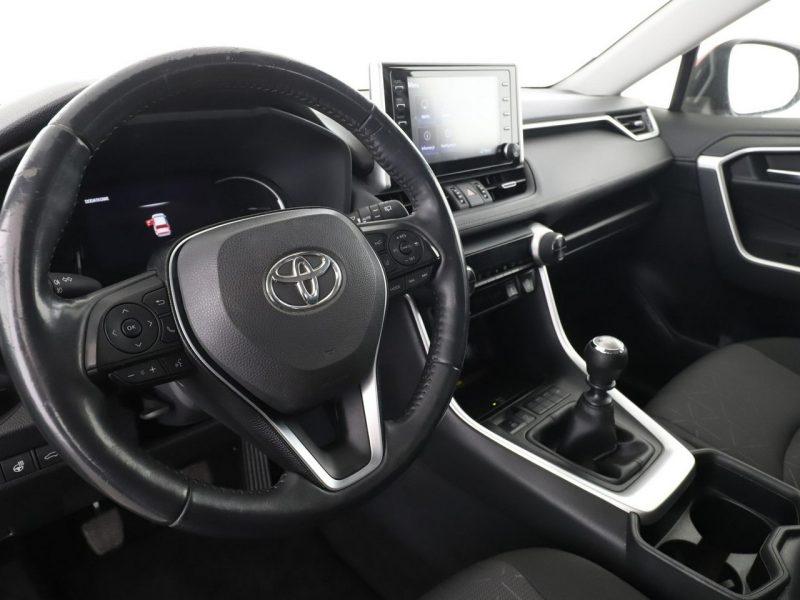 Toyota RAV-4 klima auto navi kamera i czujniki parkowania grzane fotele V (2018)