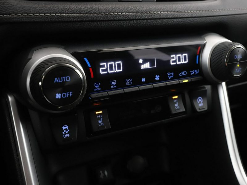 Toyota RAV-4 klima auto navi kamera i czujniki parkowania grzane fotele V (2018)