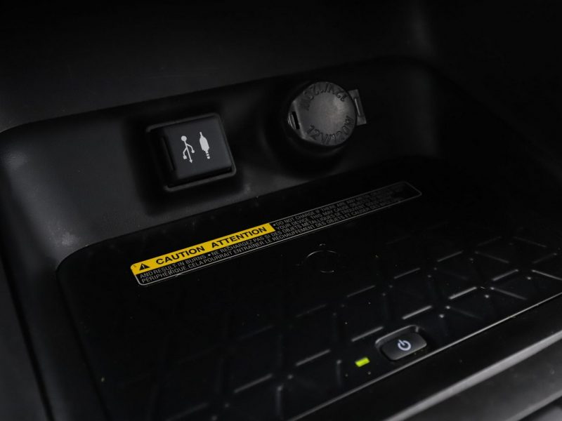 Toyota RAV-4 klima auto navi kamera i czujniki parkowania grzane fotele V (2018)