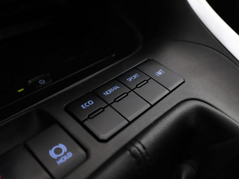 Toyota RAV-4 klima auto navi kamera i czujniki parkowania grzane fotele V (2018)