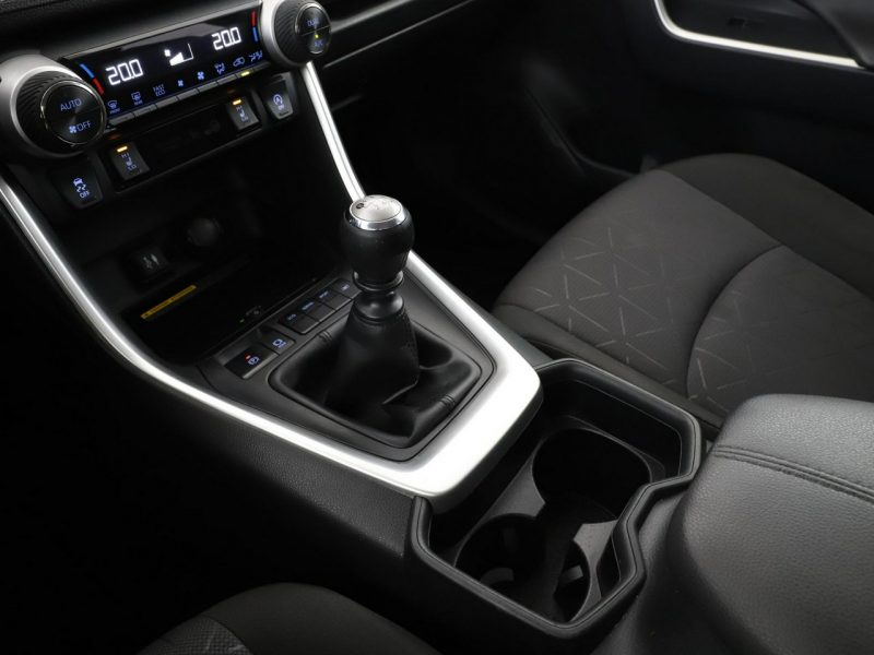 Toyota RAV-4 klima auto navi kamera i czujniki parkowania grzane fotele V (2018)