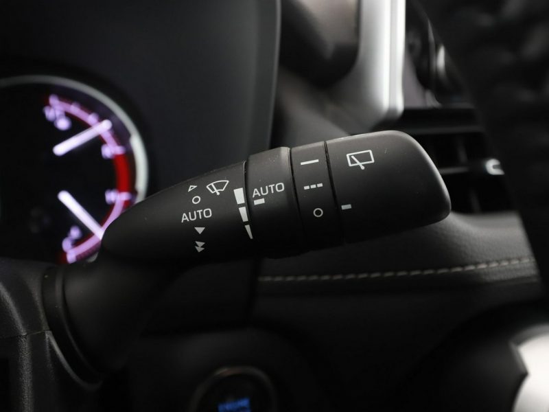 Toyota RAV-4 klima auto navi kamera i czujniki parkowania grzane fotele V (2018)