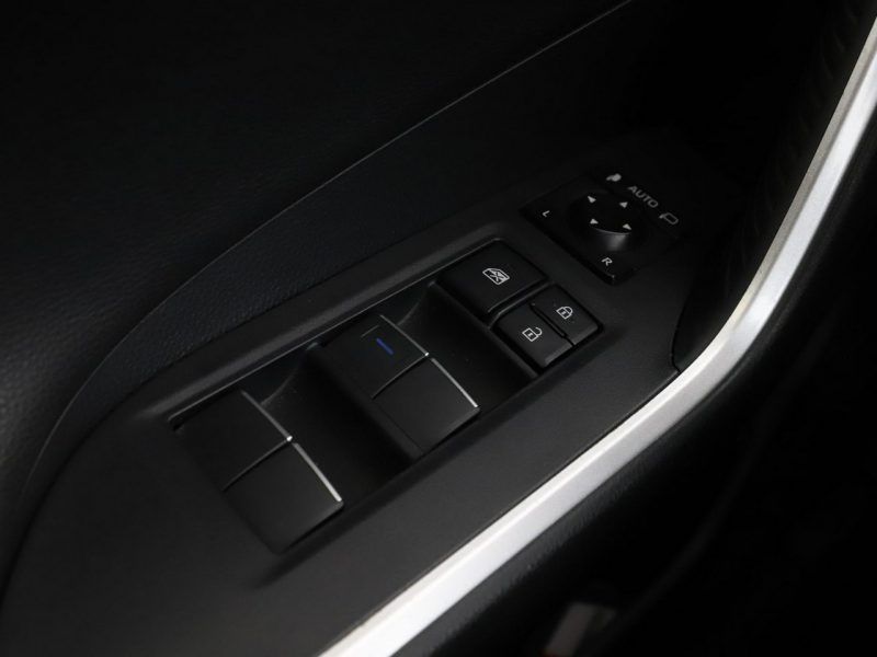 Toyota RAV-4 klima auto navi kamera i czujniki parkowania grzane fotele V (2018)