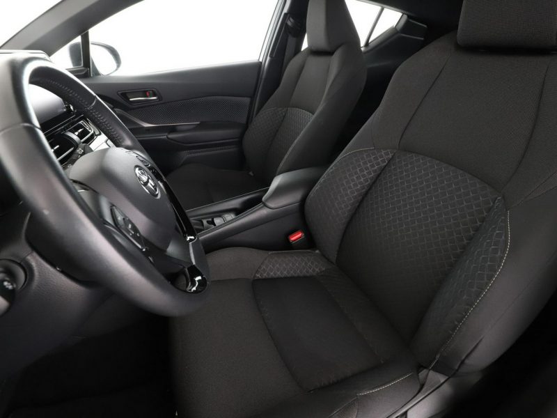 Toyota C-HR niski przebieg grzane fotele kamera tempomat