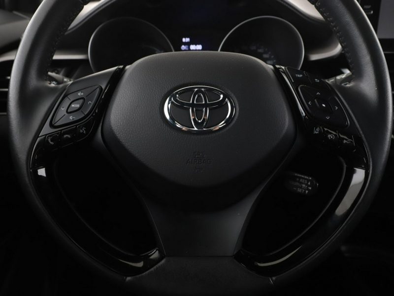 Toyota C-HR niski przebieg grzane fotele kamera tempomat