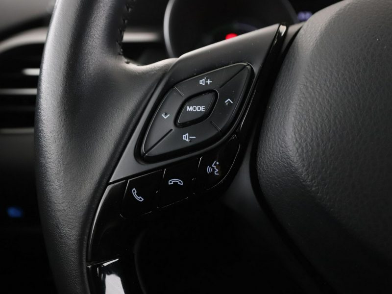 Toyota C-HR niski przebieg grzane fotele kamera tempomat