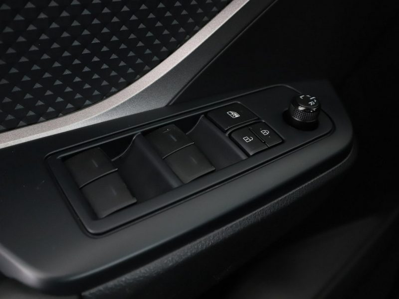 Toyota C-HR niski przebieg grzane fotele kamera tempomat