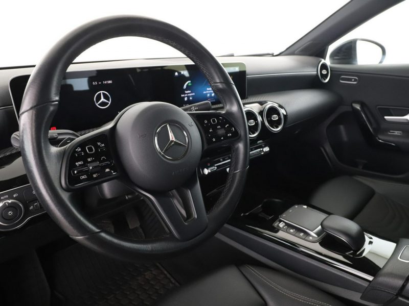 Mercedes A 180 automat navi grzane fotele klima auto czujniki parkowania W177 (2018-)