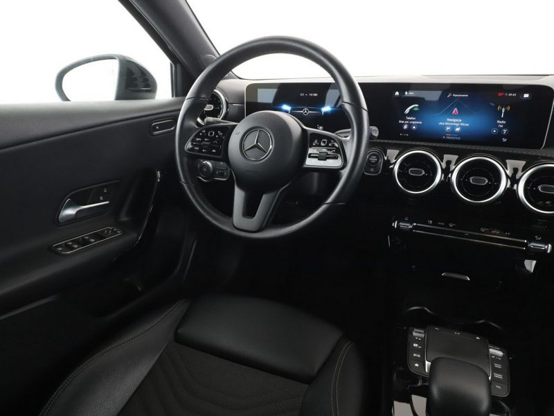 Mercedes A 180 automat navi grzane fotele klima auto czujniki parkowania W177 (2018-)