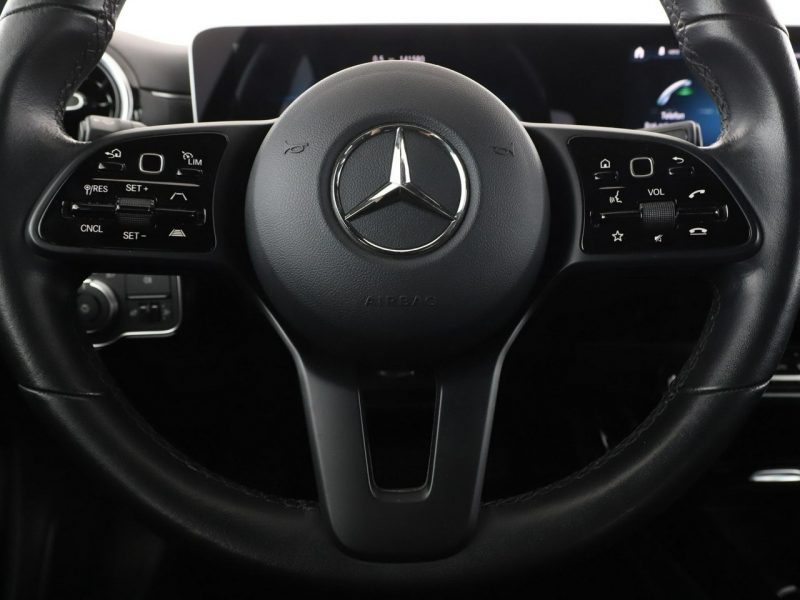 Mercedes A 180 automat navi grzane fotele klima auto czujniki parkowania W177 (2018-)