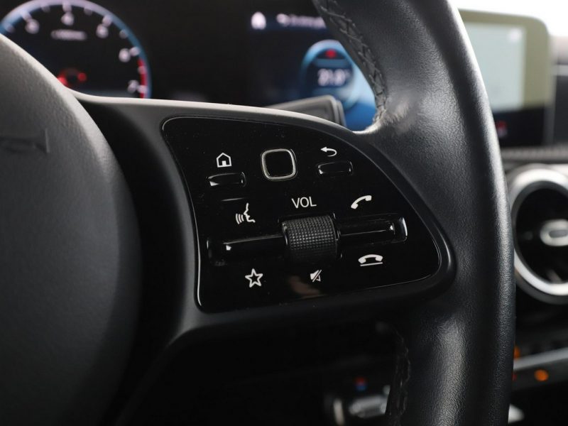 Mercedes A 180 automat navi grzane fotele klima auto czujniki parkowania W177 (2018-)