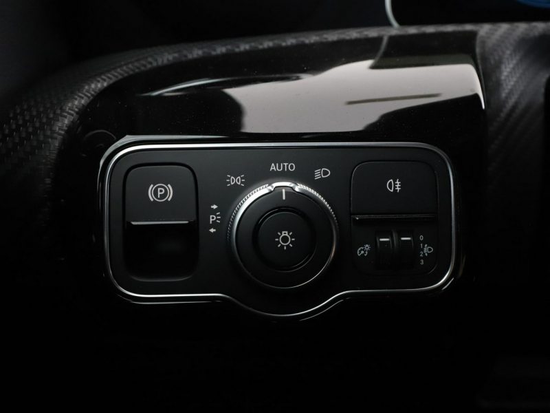 Mercedes A 180 automat navi grzane fotele klima auto czujniki parkowania W177 (2018-)