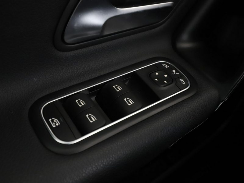 Mercedes A 180 automat navi grzane fotele klima auto czujniki parkowania W177 (2018-)