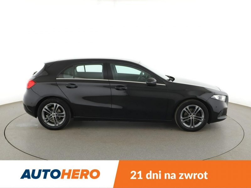 Mercedes A 180 automat navi grzane fotele klima auto czujniki parkowania W177 (2018-)