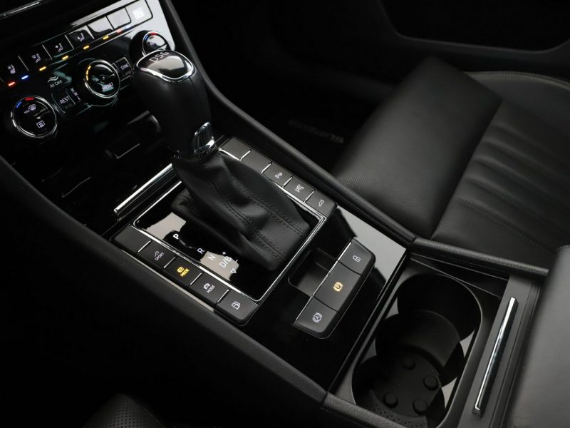 Škoda Superb L&K PHEV Climatronic Navi ACC Grzane El.Fotele Skóra Canton Kam360 LED III (2015-2023)