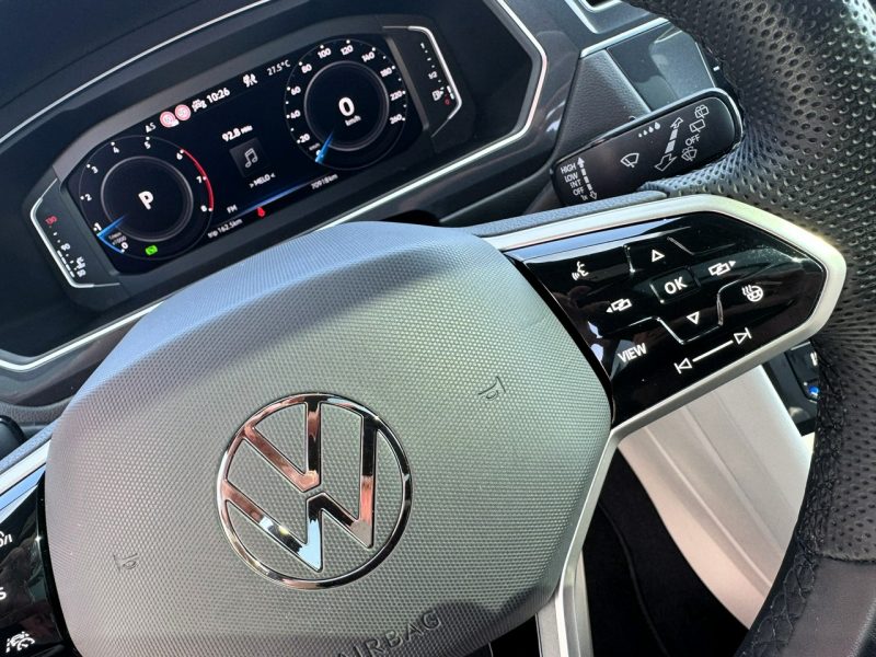 Volkswagen Tiguan R-Line, Kamera 360, Podgrzewane wentylowane fotele, Panorama, Fender II (2016-2024)