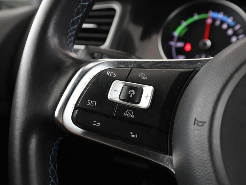 Volkswagen Golf PHEV bi-xenon navi klima auto grzane fotele czujniki parkowania VII (2012-)