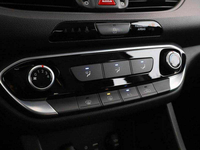 Hyundai i30 Navi klimatyzacja kamera i czujniki parkowania grzane fotele III (2017-)