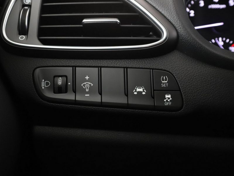 Hyundai i30 Navi klimatyzacja kamera i czujniki parkowania grzane fotele III (2017-)