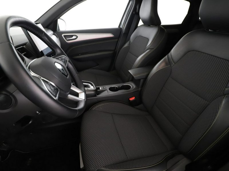 Renault Arkana lift HEV virtual cocpit navi kamery i cujniki parkowania klima auto