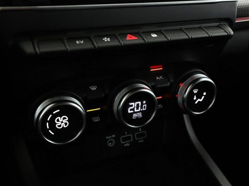 Renault Arkana lift HEV virtual cocpit navi kamery i cujniki parkowania klima auto