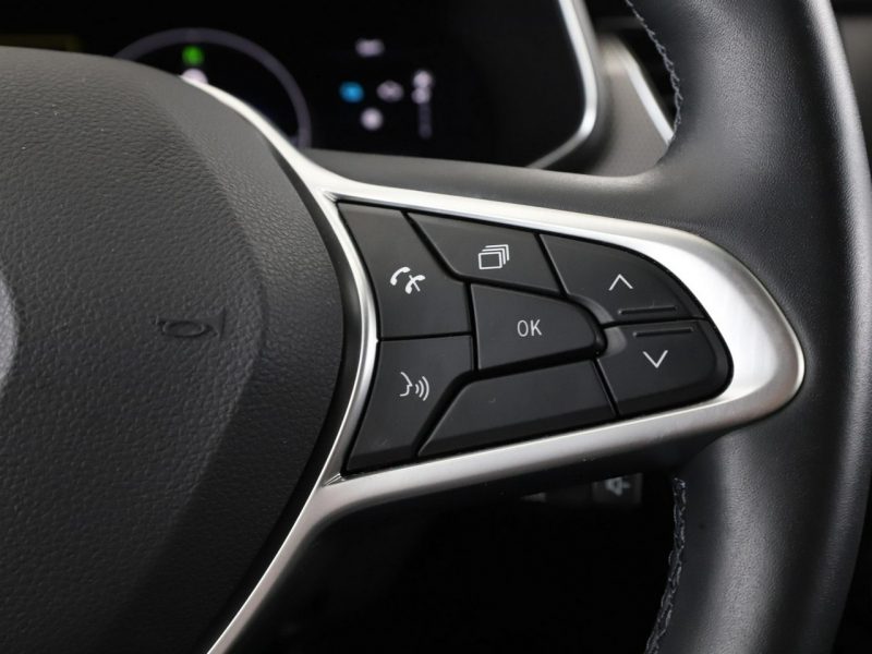 Renault Arkana lift HEV virtual cocpit navi kamery i cujniki parkowania klima auto
