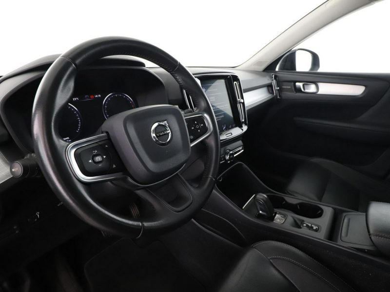 Volvo XC 40 FV24 2.0 T4 Automat Momentum Pro Navi Tempomat Grzana Skóra Kamera LED
