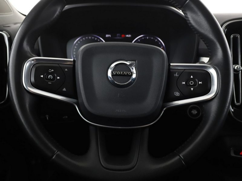 Volvo XC 40 FV24 2.0 T4 Automat Momentum Pro Navi Tempomat Grzana Skóra Kamera LED