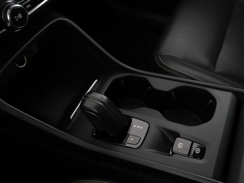 Volvo XC 40 FV24 2.0 T4 Automat Momentum Pro Navi Tempomat Grzana Skóra Kamera LED