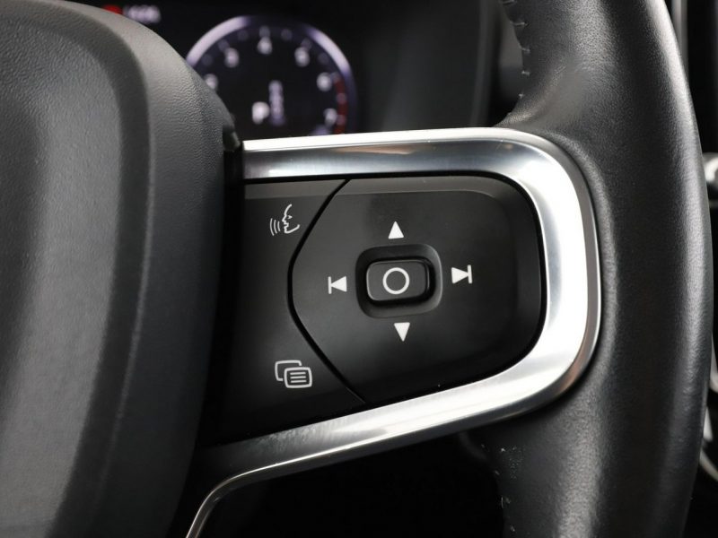 Volvo XC 40 FV24 2.0 T4 Automat Momentum Pro Navi Tempomat Grzana Skóra Kamera LED