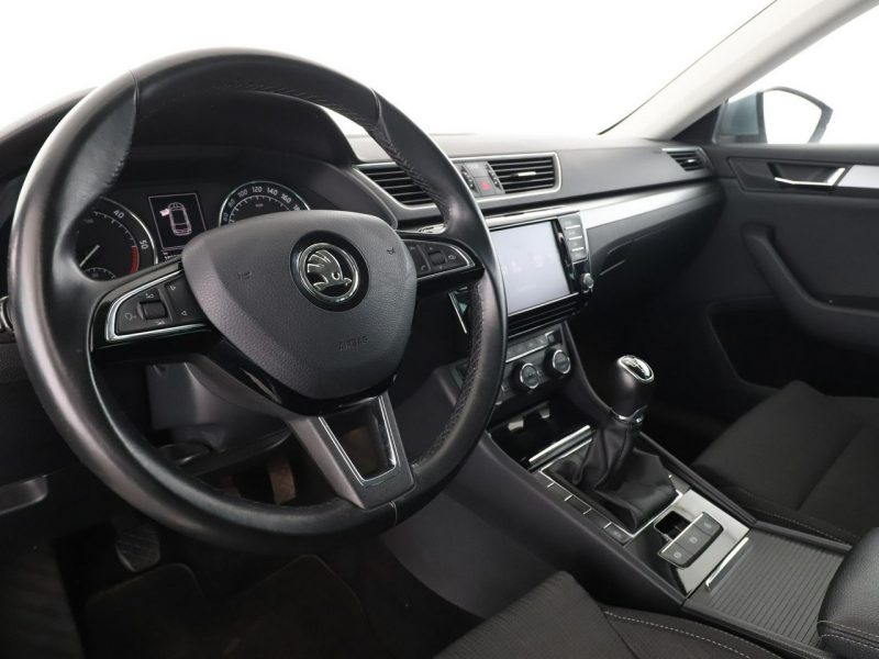 Škoda Superb klima auto grzane fotele czujniki parkowania III (2015-2023)